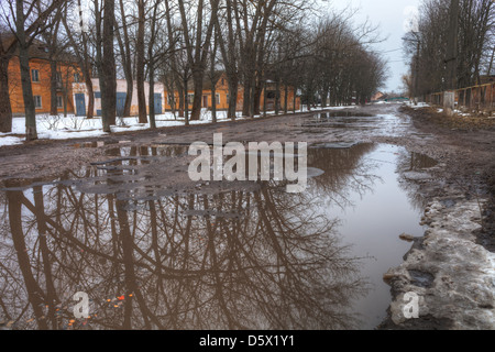 Schlagloch in der Straße nach Frühlingstauwetter Stockfoto