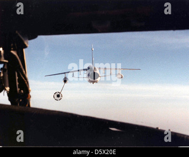 Ein LTV A-7 Corsair II E'' von der USS Independence (CV-62) abgebildeten Tanken mit einem Douglas EA-3B kywarrior' des Fleet Air Reconnaissance Squadron (VQ) 1 aus der USS Dwight D. Eisenhower (CVN-69). Stockfoto