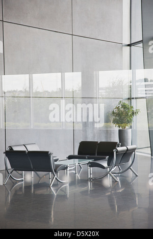 Stühle und Tisch im Büro lobby-Bereich Stockfoto