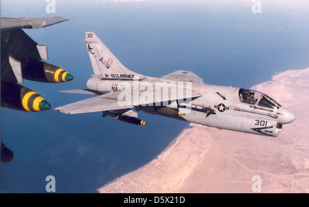 Ein LTV A-7 Corsair II E' 'Zugewiesen an Light Attack Squadron 46 (VA-46)" clansmen" an Bord der USS John F. Kennedy (CV-67). Stockfoto