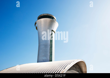 Air Traffic Control Tower und blauer Himmel Stockfoto