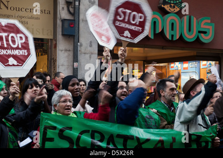 PAH-Aktivisten vor dem Sitz der PP in Girona Stockfoto