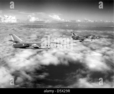 Eine Douglas A-4B'S kyhawk' der Attack Squadron 200 16 (VA-216) tankt eine Douglas EA-3B (A3D/A3) Der kywarrior' des Fleet Air Reconnaissance Squadron Zwei (VQ-2). Stockfoto