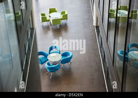 Stühle und Tische im Büro lobby-Bereich Stockfoto