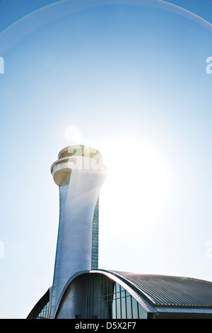 Air Traffic Control Tower und blauer Himmel Stockfoto