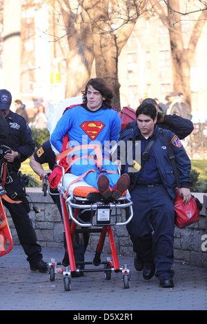 Ein Mann gekleidet in ein Superman Kostüm Proteste gegen soziale Ungleichheiten am Union Square Park in New York City, USA Stockfoto