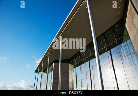 Moderne Gebäude und blauer Himmel Stockfoto