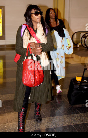 Serena Williams und Venus Williams lässig gekleidet wie sie Reagan Washington National Airport ankommen. Die Williams-Schwestern Stockfoto