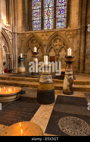 Riesige Gilbert Töpfe Kerzenhalter im Bereich des Gedenkens und des Gebetes, Angel Choir, Kathedrale von Lincoln, Lincolnshire, England, UK Stockfoto