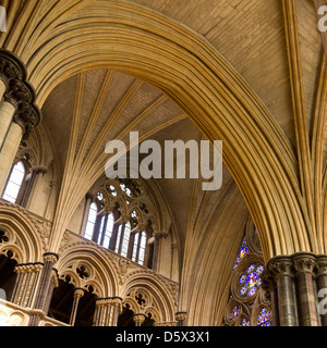 Spitzen gotischen Mauerwerks Bögen, Steinsäulen und gewölbte Decken, Kathedrale von Lincoln, Lincolnshire, England, UK Stockfoto