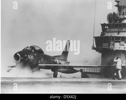 North American FJ-2 Fury' des NATC ist auf das Katapult der USS HANCOCK (CVA-19) bereit, die San Diego Küste zu starten. Pilot LCDR. C.M. Krug' Projekt Dampf" Dampf Auswertungen katapultieren. Stockfoto