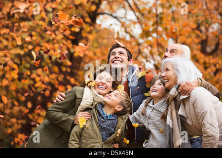 Familie spielen im Herbst lässt im park Stockfoto