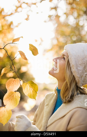 Frau Herbst Prüfung lässt im park Stockfoto