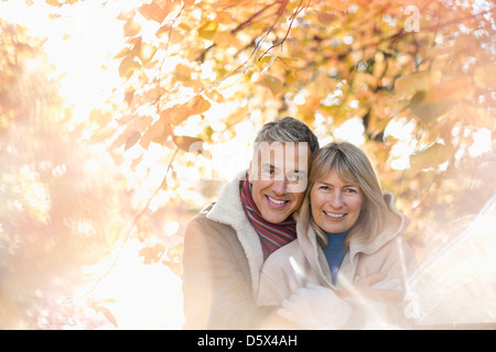 Älteres Ehepaar im Park umarmt Stockfoto