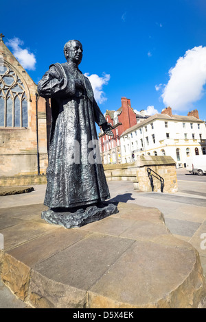 Statue von Kardinal Hume war in der Kathedrale Kirche St. Maria, Newcastle Upon Tyne. Stockfoto