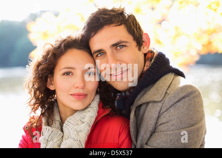 Paar im Park umarmt Stockfoto
