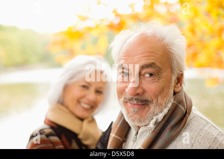 Älteres paar stehen im park Stockfoto