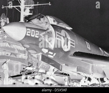 McDonnell F3H - 2M "Dämon" von FS (VF) 61 vorbereitet für einen Katapultstart von der USS SARATOGA (CVA-60), 1957. Stockfoto