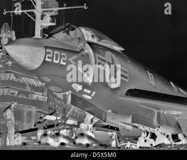 McDonnell F3H - 2M "Dämon" von FS (VF) 61 vorbereitet für einen Katapultstart von der USS SARATOGA (CVA-60), 1957. Stockfoto