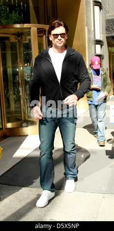 Tom Welling fährt die PIX11 Morning News-Studios nach der Förderung der letzten Staffel von "Smallville" New York City, USA - 05.05.11 Stockfoto