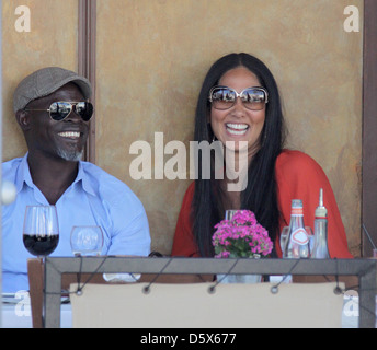 Feiern ihren 36. Geburtstag mit Mittagessen im Il Pastaio in Beverly Hills, Los Angeles, Djimon Hounsou und Kimora Lee Simmons, Stockfoto