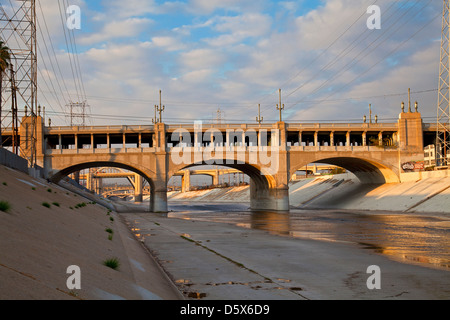 7. Straße Brücke über den Fluss Los Angeles, die Innenstadt von Los Angeles, Kalifornien, USA Stockfoto