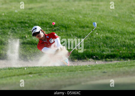 7. April 2013: Pornanong Phatlum von Thailand trifft aus einem Bunker am 17. Loch während der Endrunde der Kraft Nabisco Championship im Mission Hills Country Club in Rancho Mirage, Kalifornien... Charles Baus/CSM. Stockfoto