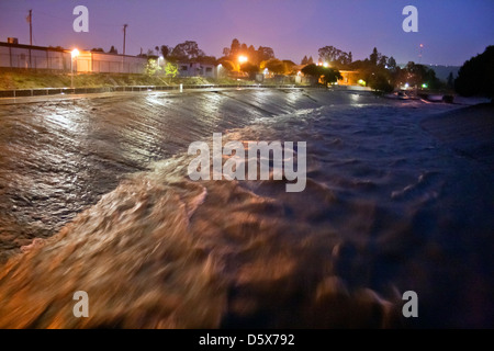 Regen Wasser Leergut aus Sturm Rohre in Ballona Creek, ein neun-Meilen-Wasserstraße, die das Los Angeles Becken entwässert. Stockfoto