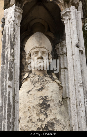 Statue am Tor zum Abteilungs Museum of Antiquities in Rouen, Frankreich Stockfoto