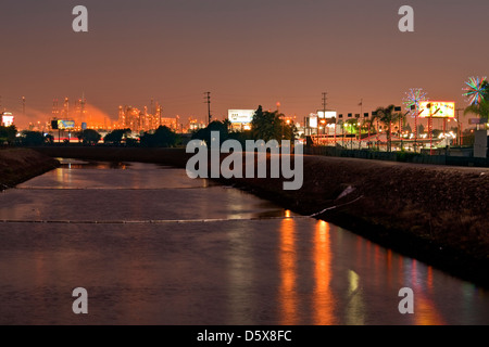 Öl-Raffinerie in Carson neben dem Kanal Dominguez, Carson, Kalifornien Stockfoto