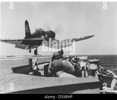 Ein Vought F4U Corsair' der Marine Fighter Squadron (VMF) 214 startet von der Escort carrier USS SIZILIEN (CVE-118) am 3. August 1950. Stockfoto