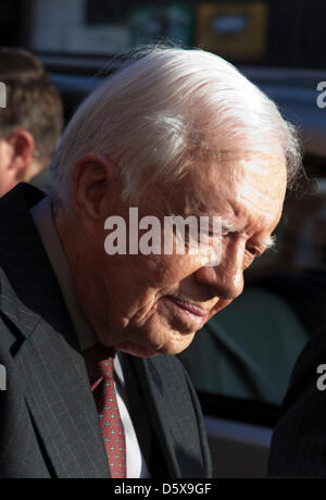 New York, USA. 9. April 2013. ehemaliger Präsident der Vereinigten Staaten & 2002 Gewinner des Nobel Peace Prize Jimmy Carter unterzeichnet Erinnerungsstücke für Fans nach dem Gastauftritt in der Daily Show mit Jon Stewart auf 9. April 2013, New York City USA Credit: Dorothy Alexander / Alamy Live News Stockfoto