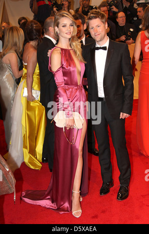 Rosie Huntington-Whiteley, Christopher Bailey Alexander McQueen: "Savage Beauty" Costume Institute Gala im Metropolitan Stockfoto