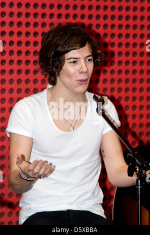 Harry Styles britischen Boyband One Direction Höchstleistungen 103,5 KISS FM Chicagos Coca Cola Lounge Chicago, Illinois - 24.02.12 Stockfoto