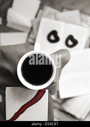 monochromes Bild, schwarzen Kaffee, Herz-Symbole Stockfoto