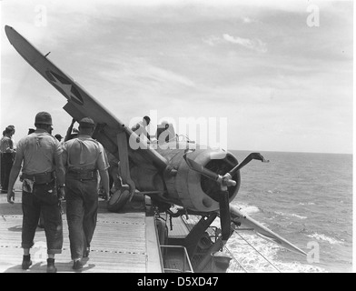 Die Brewster F2A-3 Buffalo" der VMF-211, hergestellt von Brewster, der Trauer während der Recovery Operationen aus Palmyra kommt am 25. Juli 1942 an Bord der USS LONG ISLAND (AVG-1). Stockfoto