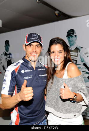 Pastor Maldonado mit seiner Freundin Gabriella Tarkany nach dem qualifying pole position vor Zeile. WILLIAMS F1 Team, Stockfoto