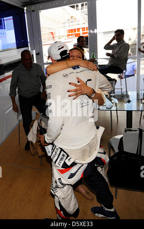 Pastor Maldonado mit seiner Freundin Gabriella Tarkany nach der Qualifikation für die Pole-Position vor Zeile WILLIAMS F1 Team, Stockfoto