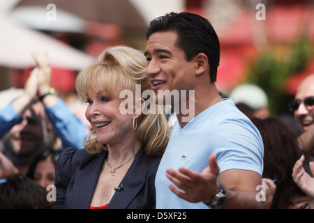 Barbara Eden Dreharbeiten ein Interview mit Mario Lopez für den Entertainment-TV-Nachrichten-Programm "Extra" im The Grove in Stockfoto