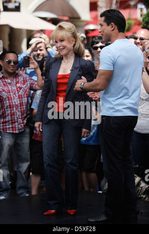 Barbara Eden Dreharbeiten ein Interview mit Mario Lopez für den Entertainment-TV-Nachrichten-Programm "Extra" im The Grove in Stockfoto