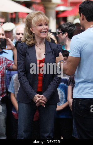 Barbara Eden Dreharbeiten ein Interview mit Mario Lopez für den Entertainment-TV-Nachrichten-Programm "Extra" im The Grove in Stockfoto