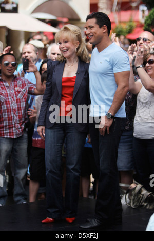 Barbara Eden Dreharbeiten ein Interview mit Mario Lopez für den Entertainment-TV-Nachrichten-Programm "Extra" im The Grove in Stockfoto