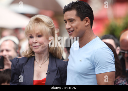 Barbara Eden Dreharbeiten ein Interview mit Mario Lopez für den Entertainment-TV-Nachrichten-Programm "Extra" im The Grove in Stockfoto