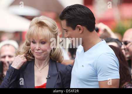 Barbara Eden Dreharbeiten ein Interview mit Mario Lopez für den Entertainment-TV-Nachrichten-Programm "Extra" im The Grove in Stockfoto