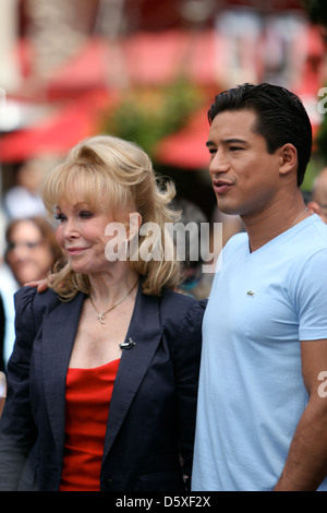 Barbara Eden Dreharbeiten ein Interview mit Mario Lopez den Fernsehnachrichten Unterhaltung Programm "Extra" im The Grove in Stockfoto