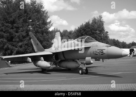 Die McDonnell-Douglas EF-18A+ Hornet ist eine aufgerüstete Version der F/A-18 Hornet, die hauptsächlich von der US Navy für elektronische Kriegsführung und Aufklärung eingesetzt wird. Diese Variante ist mit fortschrittlichen Avionik- und elektronischen Gegenmaßsystemen ausgestattet, die es ermöglichen, feindliche Radar- und Kommunikationssysteme zu stören. Stockfoto