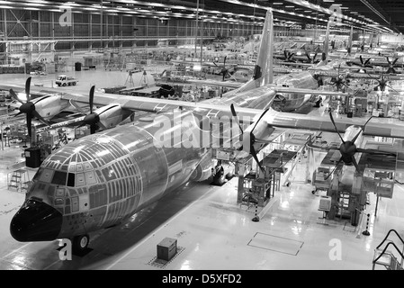 Die Lockheed HC/MC-130 „Super Hercules“ ist ein militärisches Transportflugzeug, das für Spezialeinsätze und Betankungsmissionen entwickelt wurde. Es ist mit fortschrittlicher Avionik ausgestattet und kann Such- und Rettungs-, Kampf- und Transportfunktionen in verschiedenen Umgebungen ausführen. Stockfoto