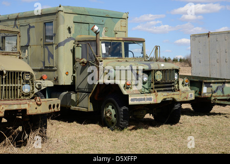 alte verlassene Armee LKW sitzen in einem Feld Stockfoto