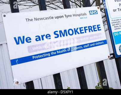 Wir sind rauchfrei Zeichen außerhalb eines NHS-Krankenhaus Stockfoto