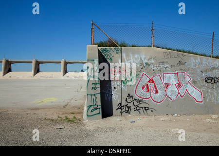 Graffiti auf Wänden von Sepulveda Damm, Sepulveda Basin Wildlife Reserve, San Fernando Valley, Los Angeles, Kalifornien, USA Stockfoto